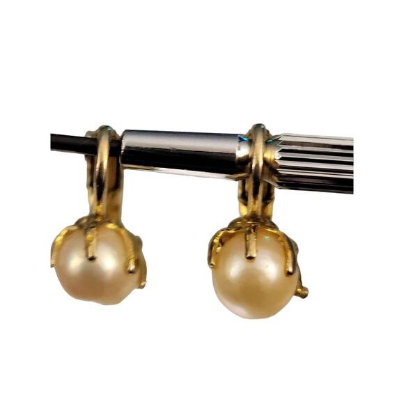 White Pearls Goldtone clip on Earrings - Picture 2 of 4